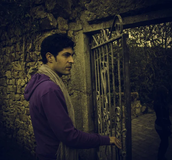 Dostum kız kilitleme, adam kaçırma ve kötü muamele, korku