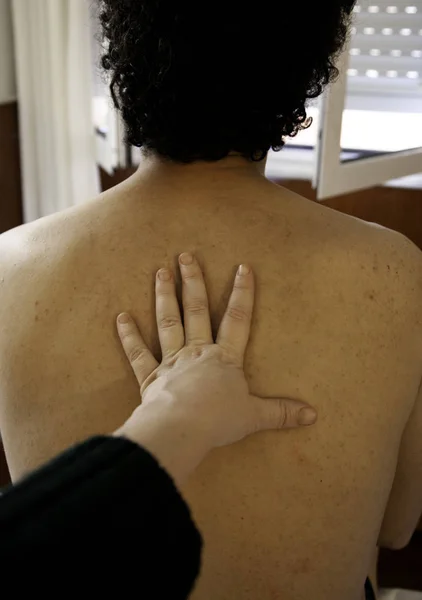 Mão Parte Trás Homem Abraços Amor Casal — Fotografia de Stock