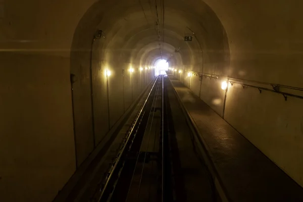 Túnel Metro Com Iluminação Salão Azulejos Construção — Fotografia de Stock