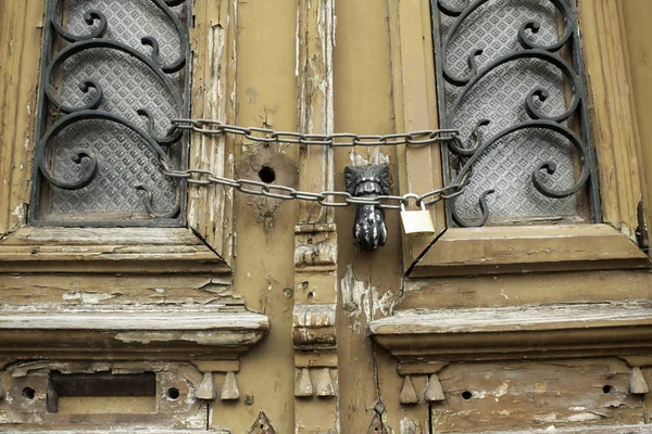 Сломанная Деревянная Дверь Замком Конструкцией Архитектурой — стоковое фото