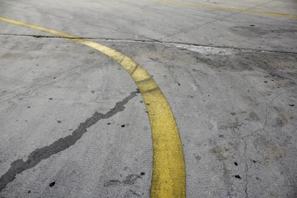 Linee Frenatura Gialle Strada Viaggio Trasporto — Foto Stock