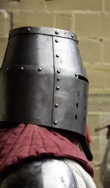 Eski ortaçağ metal zırh miğferi, savaş ve şampiyon
