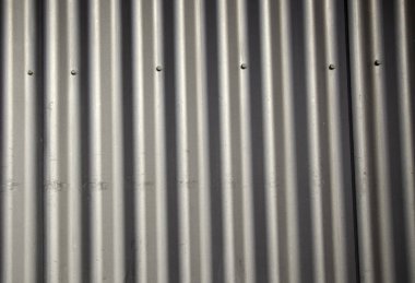 Bozuk ve kirli metalik arka plan, çelik kapının açık ve kirli olması, keşif ve doku.