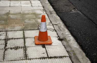 Sokakta işleri, inşaat ve dikkat tehlike sinyali koni