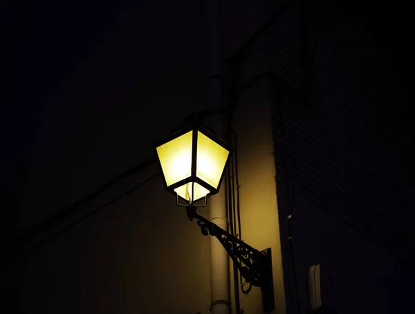 Pouliční Lampa Svítí Noci Městské Ulice Technologie — Stock fotografie