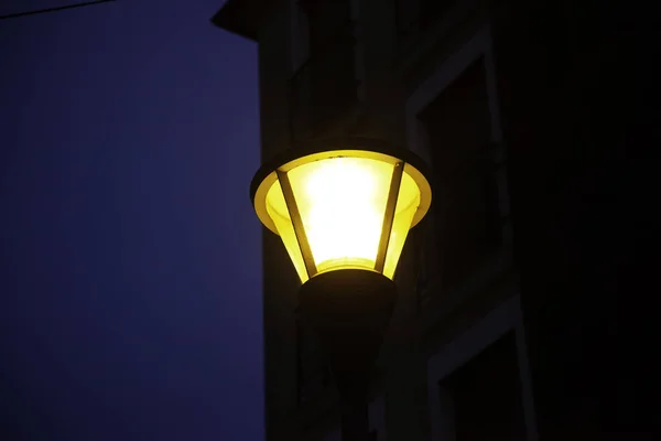 Lampadaire Éclairé Nuit Dans Rue Urbaine Technologie — Photo