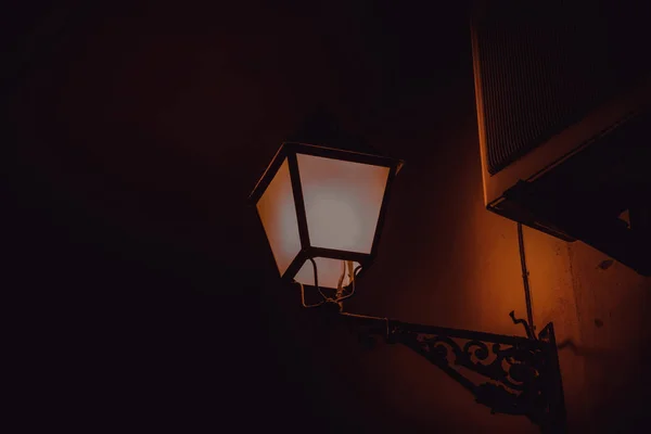 Вулична Лампа Освітлена Вночі Міській Вулиці Технології — стокове фото