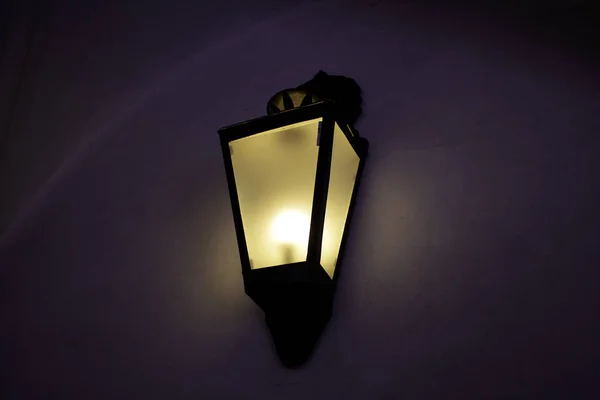 Lâmpada Acesa Rua Urbana Noite Iluminação — Fotografia de Stock