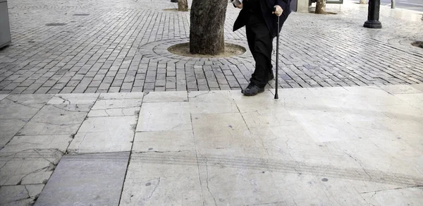 Hombre Mayor Con Muletas Caminando Por Calle Salud Discapacidad —  Fotos de Stock