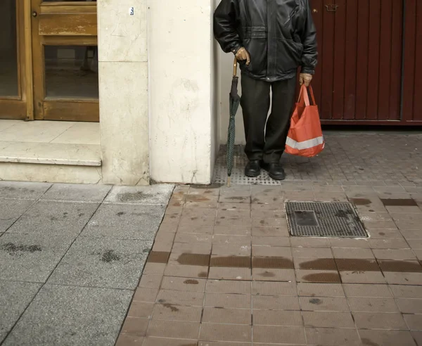 Hombre Mayor Caminando Por Calle Urbana Gente Activa —  Fotos de Stock