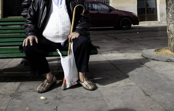 Hombre mayor con muletas —  Fotos de Stock