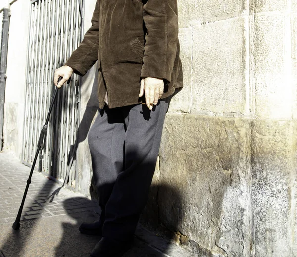 Senior homme avec des béquilles — Photo