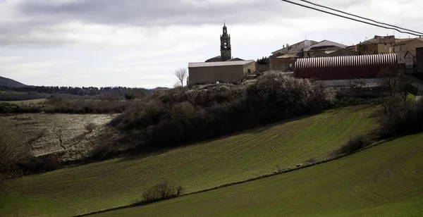 Villaggio tra le montagne — Foto Stock