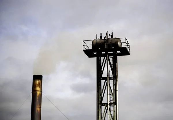 Fábrica con chimenea de humo — Foto de Stock