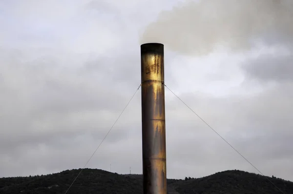 Fábrica con chimenea de humo —  Fotos de Stock