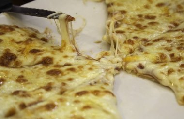 dört peynirli pizza