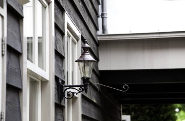 Sokak lambası gece yaktı