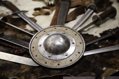 Ortaçağ kılıç zırh