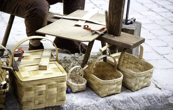 Handwerker bastelt Körbe — Stockfoto