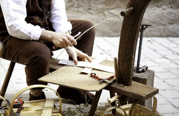 Craftsman making baskets — Stock Photo, Image