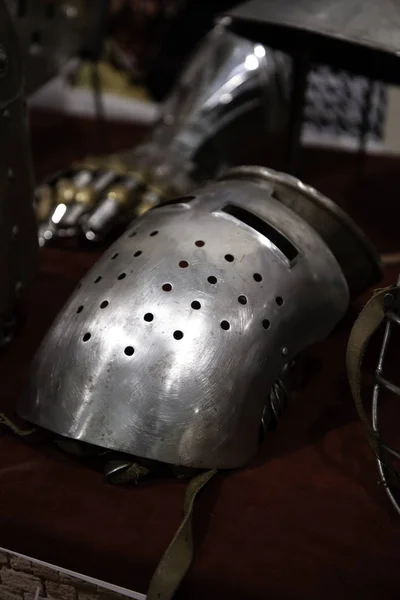 Rüstungen mittelalterlicher Helme — Stockfoto