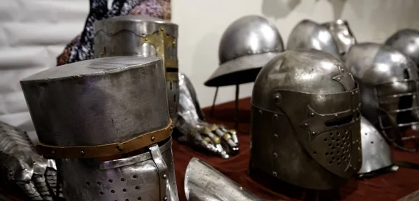 Rüstungen mittelalterlicher Helme — Stockfoto