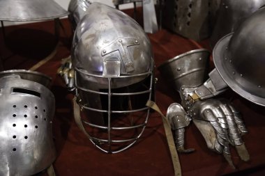 Ortaçağ miğferleri zırhı