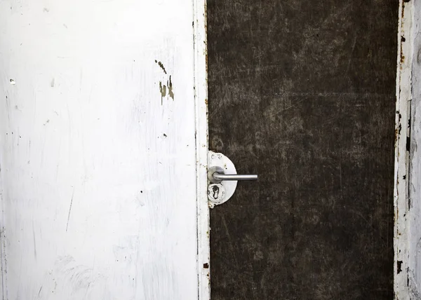 Kapı ve kirli metalik arka plan — Stok fotoğraf
