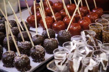 Karamelize çikolata elma