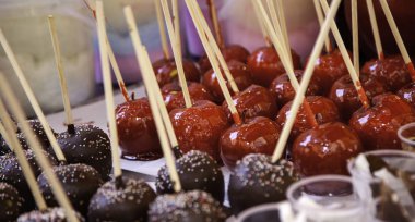 Karamelize çikolata elma