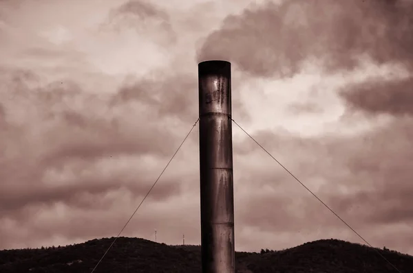 Fábrica con chimenea de humo — Foto de Stock