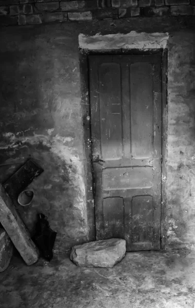 Заброшенная разрушенная дверь — стоковое фото
