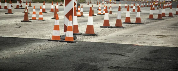 Estrada com cones de obras — Fotografia de Stock