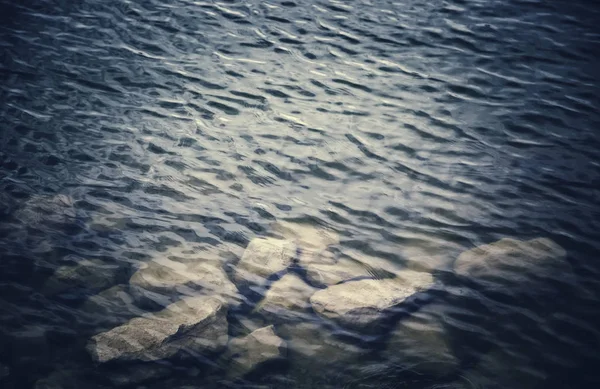 Jezioro z falami — Zdjęcie stockowe