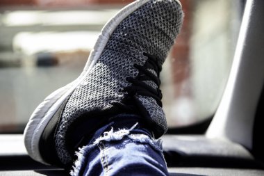 spor ayakkabı, kot pantolon