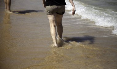 Kişi yürüyüş beach