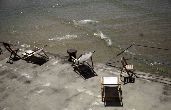 Chaises longues sur la plage — Photo
