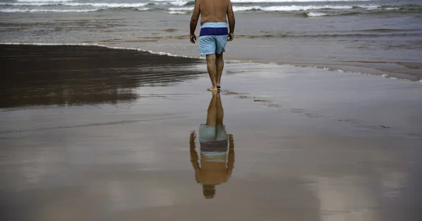 Person walking beach — Stock Photo, Image