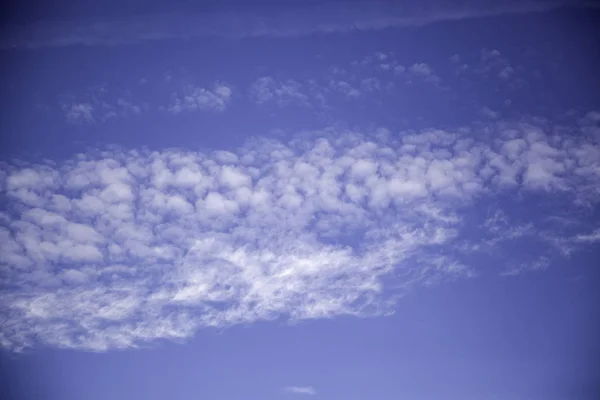 Duidelijke hemel met wolken — Stockfoto