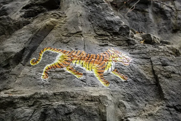 Tiger in Stein gemalt — Stockfoto