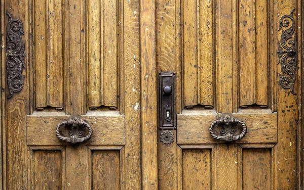 Zardzewiałe i opuszczone drzwi — Zdjęcie stockowe