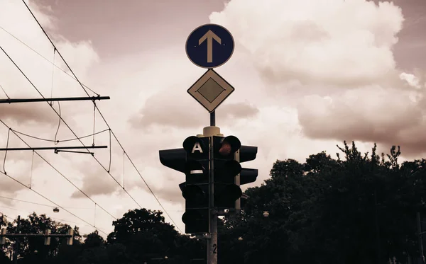 Traffic light in town — Stock Photo, Image