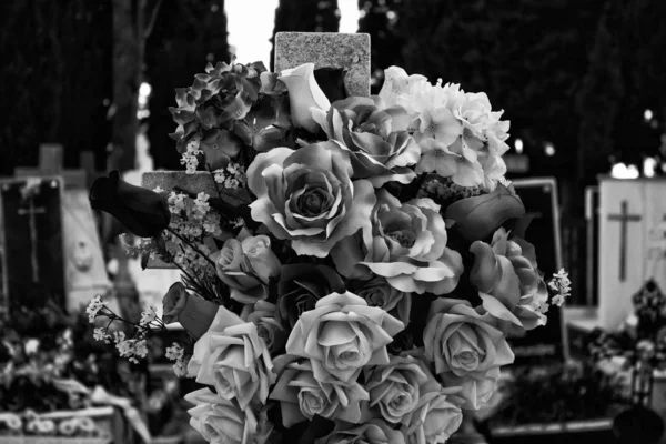 在公墓中的花 — 图库照片