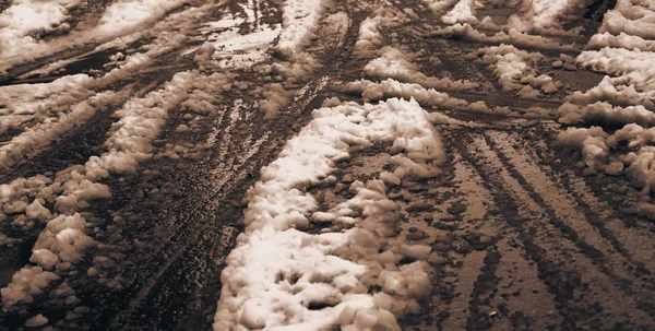 Besneeuwde natte grond — Stockfoto