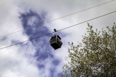 Teleferico dağların arasında