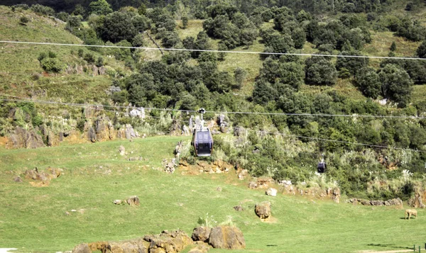 Teleferico entre montanhas — Fotografia de Stock