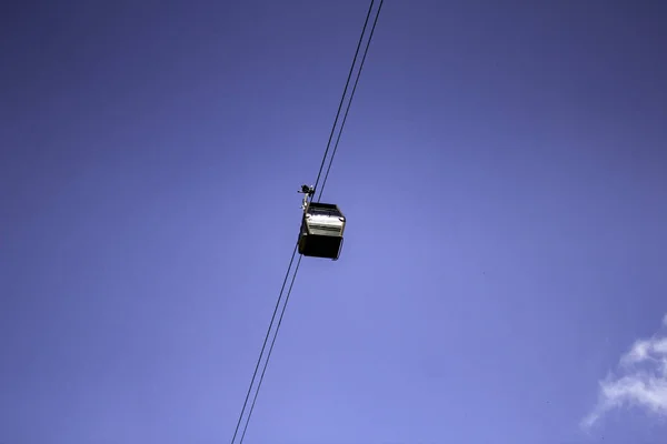 Teleferico entre montañas — Foto de Stock