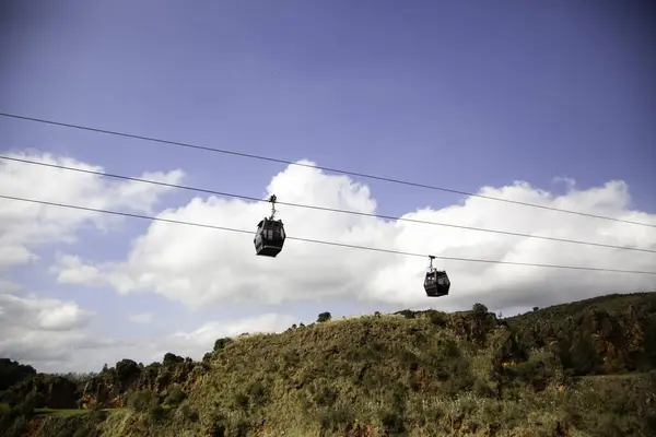 Teleferico entre montañas — Foto de Stock