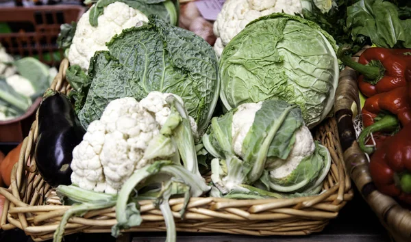 Cauliflowers in market — Stock Photo, Image