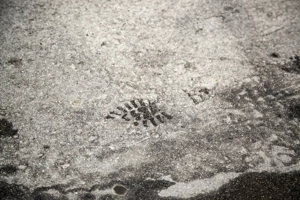 Impronta sulla strada bagnata — Foto Stock